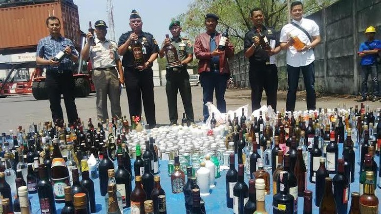 Barang Ilegal Kiriman TKI Dimusnahkan Bea Cukai Tanjung Perak Barang Ilegal Kiriman TKI Dimusnahkan Bea Cukai Tanjung Perak