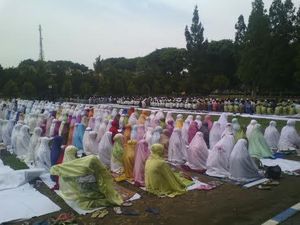 Momen Ratusan Warga Lumajang Gelar Salat Istisqa Meminta Hujan