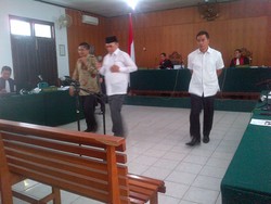 Sidang Suap APBD Riau, Hakim: Kok Rapat Pakai Copot Baterai HP