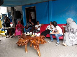 Buwas Sambangi Markas Slank di Gang Potlot