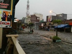 Pemotor yang Hanyut Tergulung Arus Banjir di Bandung Belum Ditemukan