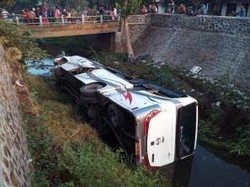 Bus Masuk Sungai, Puluhan Penumpang Patah Tulang