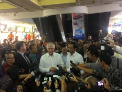 Gerah Usai Blusukan di Tanah Abang, Jokowi-Turnbull Kompak Buka Jas