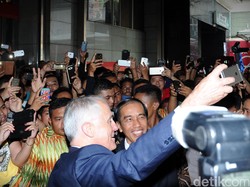 Aksi Selfie Turnbull-Jokowi di Tengah Keriuhan Pasar Tanah Abang