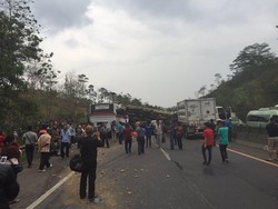 Tabrakan Truk, Bus, dan Kontainer di KM 111 Cipularang, Akses Menuju Jakarta Terputus