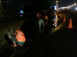 Petugas Berusaha Atasi Genangan Air di Sejumlah Ruas Jalan di Jakarta