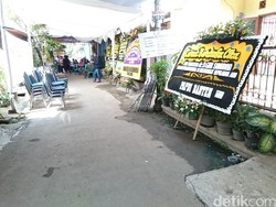Karangan Bunga Mulai Penuhi Rumah Duka Dokter Andra di Pamulang