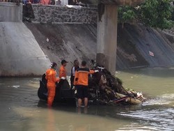 Pemotor yang Hanyut Terseret Banjir Belum Juga Ditemukan