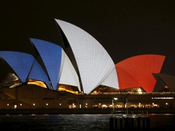 #PrayforParis, Opera House Sydney Berubah Warna Jadi Bendera Prancis