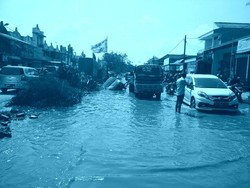 Mobil Terperosok dalam Lubang di Bekasi, Lalin Tersendat