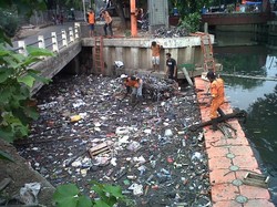 Kisah Petugas Pembersih Sungai di Jakarta yang Kerja Keras Angkut Sampah