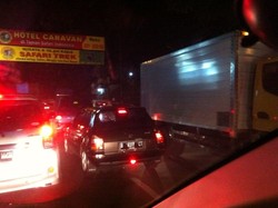 Mobil dan Motor Saling Serobot, Jalur Puncak Bogor Macet Parah