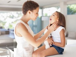 Ini yang Perlu Diperhatikan Ketika Radang Tenggorokan Diikuti Munculnya Demam