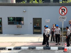 Pengamanan di Kedubes Diperketat, Brimob Bersenpi Laras Panjang Disiagakan