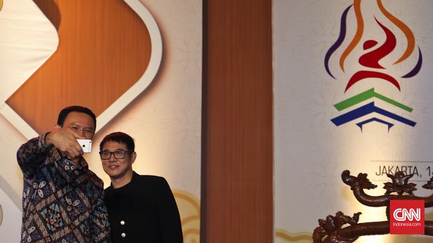 Jet Li berfoto bersama Ahok dalam pembukaan Kejuaraan Dunia Wushu ke-13 di Jakarta Convention Centre, Jakarta, 13 November 2015.