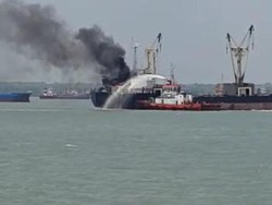 Kapal Kargo Terbakar di Pelabuhan Tanjung Perak