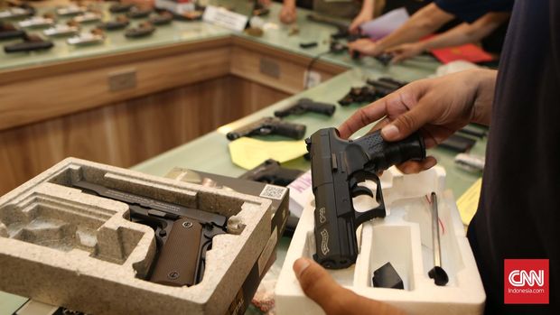 Sejumlah senjata api ilegal dan air gun diperlihatkan saat rilis pengungkapan peredaran senjata di Polda Metro Jaya, Jakarta, Minggu, 15 November 2015. Delapan tersangka telah diamankan dari lima tempat kejadian perkara dengan total bermacam senjata yang diamankan 121 unit, ratusan peluru dan selongsong revolver. CNN Indonesia/Safir Makki