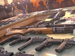 Pelaku Kejahatan Bersenjata Api Diancam akan Ditembak Mati