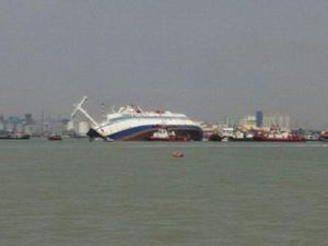 Cara Menyelamatkan Diri Saat Kapal Tenggelam, Jangan Lompat ke Air! Cara Menyelamatkan Diri Saat Kapal Tenggelam, Jangan Lompat ke Air!