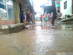 Begini Sibuknya Warga Rawajati Bersihkan Rumah dari Lumpur Usai Banjir