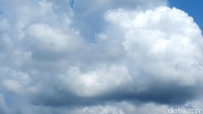Awan di langit biru deretan awan panca roba demam isu panas ke musih hujan. dikhy sasra/ilustrasi/detikfoto