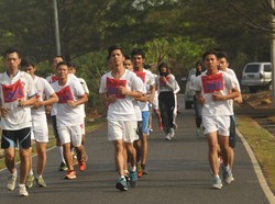 Calon Praja IPDN Dites Fisik di Markas TNI