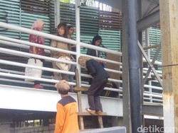 JPO Polda Ditutup, Warga Nekat Lompati Pagar Hingga Nyeberang Jl Sudirman