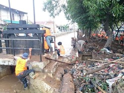 Ahok Ingin Turap Sungai di Pertigaan Hek Kramatjati Ditinggikan