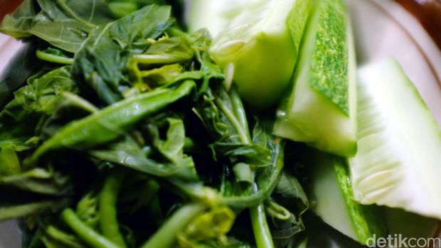Lalapan sayur  timun dan daun singkong. dikhy sasra/ilustrasi/detikfoto