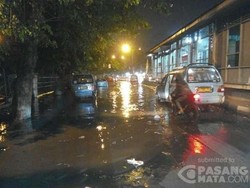 Tanggul Jebol, Air Setinggi 60 Cm Genangi Depan Pasar Induk Kramatjati