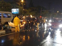 Taksi Nyangkut di Pembatas Jalan Tentara Pelajar Palmerah