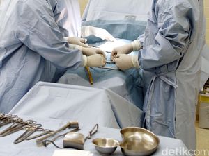 Dokter Jerman Dipecat Usai Minta Petugas Kebersihan Bantu Amputasi Pasien Dokter Jerman Dipecat Usai Minta Petugas Kebersihan Bantu Amputasi Pasien
