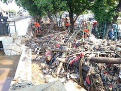 Banjir di Pertigaan Hek Surut, 3 Ton Lebih Sampah Terangkut