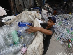 Luhut: Pemerintah Sudah Serius Tangani Sampah Plastik