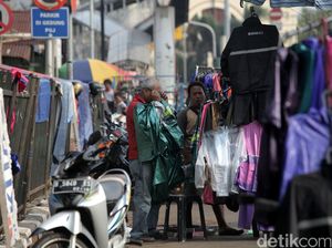 Siapkan Jas Hujan yang Berwarna Cerah Saat Touring di Musim Hujan