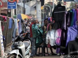 Siapkan Jas Hujan yang Berwarna Cerah Saat Touring di Musim Hujan