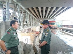 Bersihkan Sampah di Sungai Kalibata, TNI: Tanpa Diminta Langsung Gerak