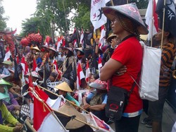 Kawal Sidang Soal Pabrik Semen, Ratusan Petani Jalan Kaki Pati-Semarang