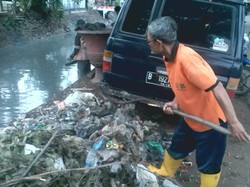 Semangat Pak! Petugas ini Kerja Keras Bersihkan Sampah di Kali Rawamangun