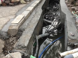 Bahaya! Kabel Listrik Semrawut di Got Sekitar Jalan Jenderal Sudirman