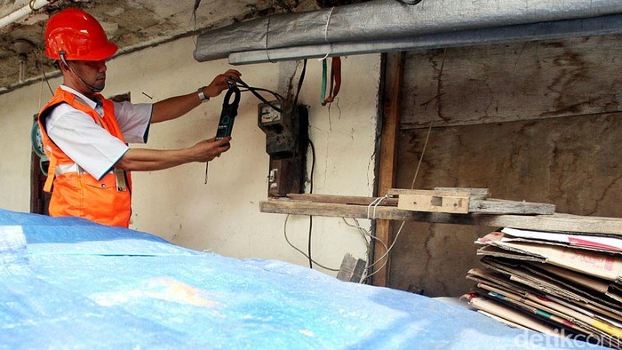 Pemerintah Tunda Pencabutan Subsidi Listrik Petugas PLN Distribusi Jakarta Raya, Area Bulungan, tengah menjalankan investigasi tegangan pada alat pembatas dan pengukur di rumah konsumen R1. 900 VA, di tempat Gandaria Utara, Kebayoran Lama, Jakarta Selatan, Selasa (17/11/2015).Pemerintah sudah menegaskan untuk tetap menyediakan subsidi listrik terhadap seluruh konsumen PLN dengan daya 450 VA. Rengga Sancaya/detikcom.