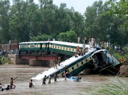 Kereta di Pakistan Tergelincir, 11 Orang Tewas dan Ratusan Luka-luka