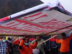 Petugas Gabungan Tutup Sementara Pintu Masuk Ke Kawah Gunung Bromo