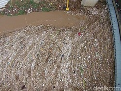 Ini Penampakan dari Udara Lautan Sampah di Sungai Kawasan Kalibata