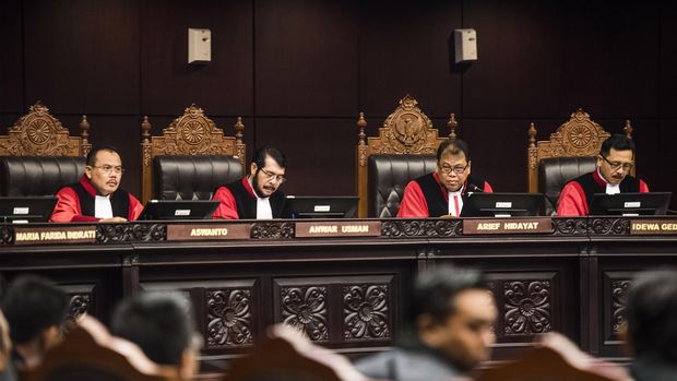 Anwar Usman, Guru SD di Pucuk Pimpinan MK