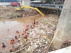 Pasukan Oranye Bersihkan Sampah Kiriman di Sungai Kalibata
