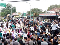 Ribuan Santri Demo Kantor KPU Mojokerto Protes Pencoretan Nisa-Syah