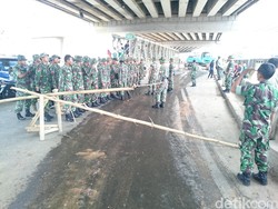 Tanpa Peralatan, TNI Bersihkan Sampah Kiriman di Sungai Kalibata