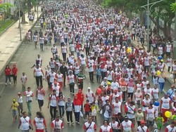 10 Ribu Warga Surabaya Mlaku Bareng Giatkan Jalan Sehat