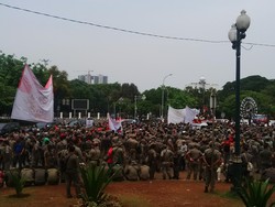 Minta Diangkat Jadi PNS, Ratusan Satpol PP Demo di Depan Istana